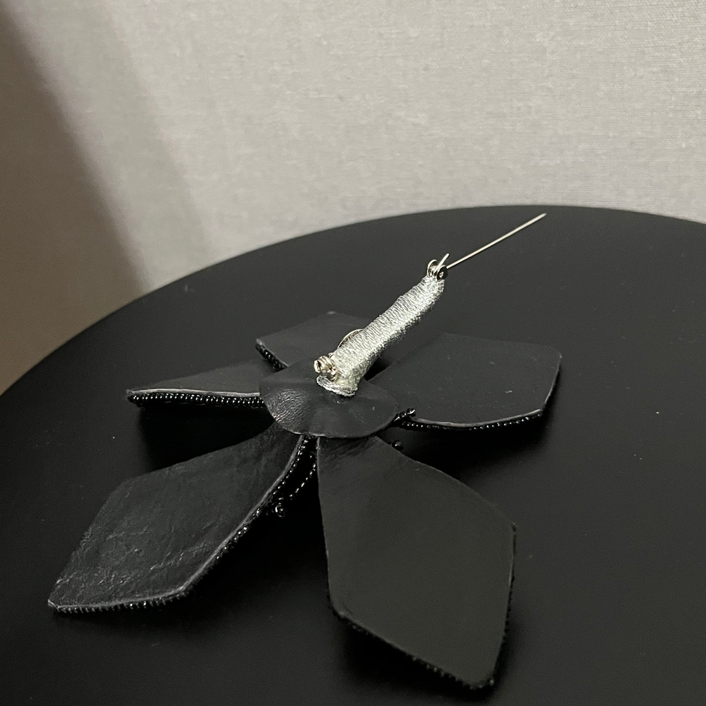 Baki Elegant Black Sequin Flower Brooch