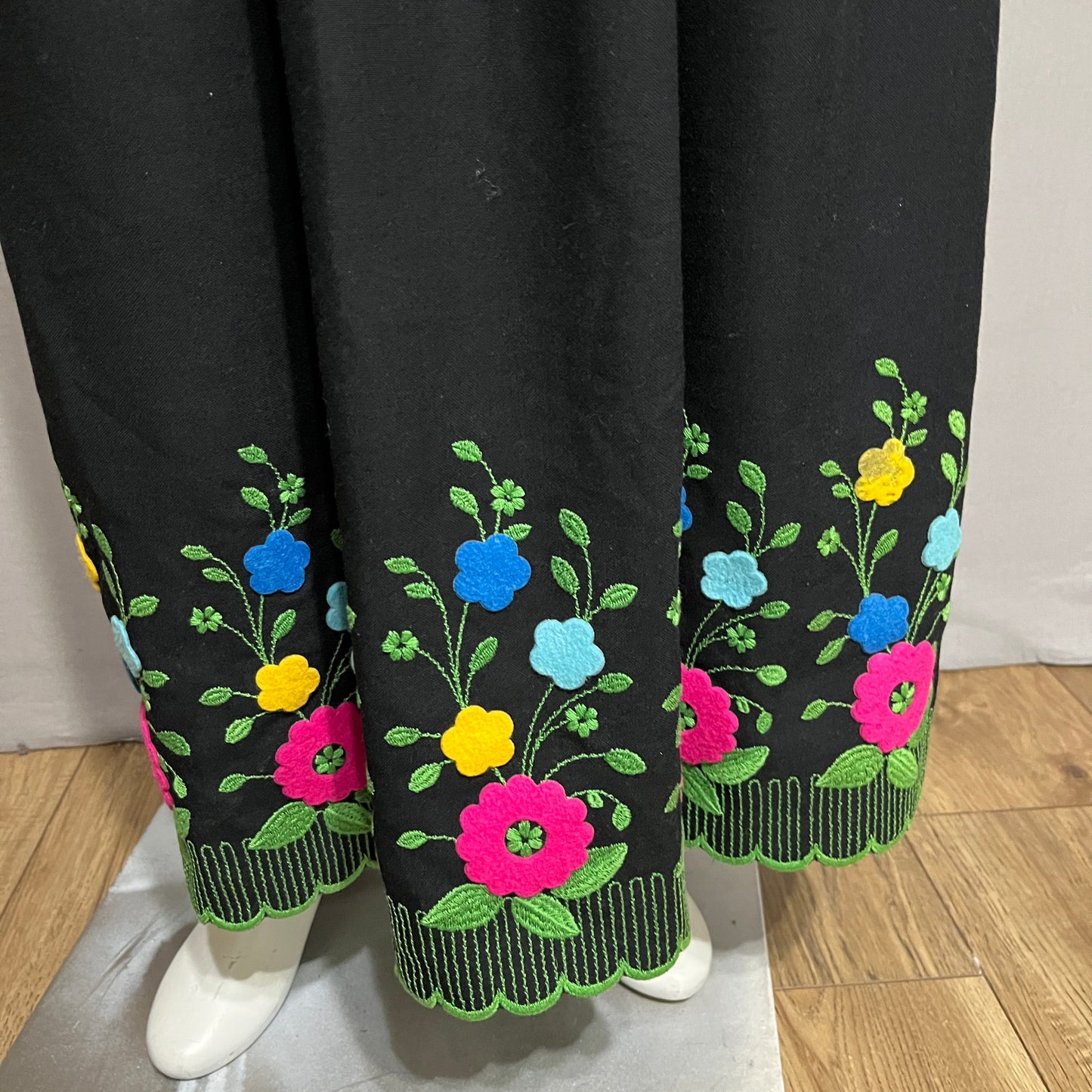 Urnichon Vintage Black Floral Embroidered Hem Sleeveless Maxi Dress Sz-Small