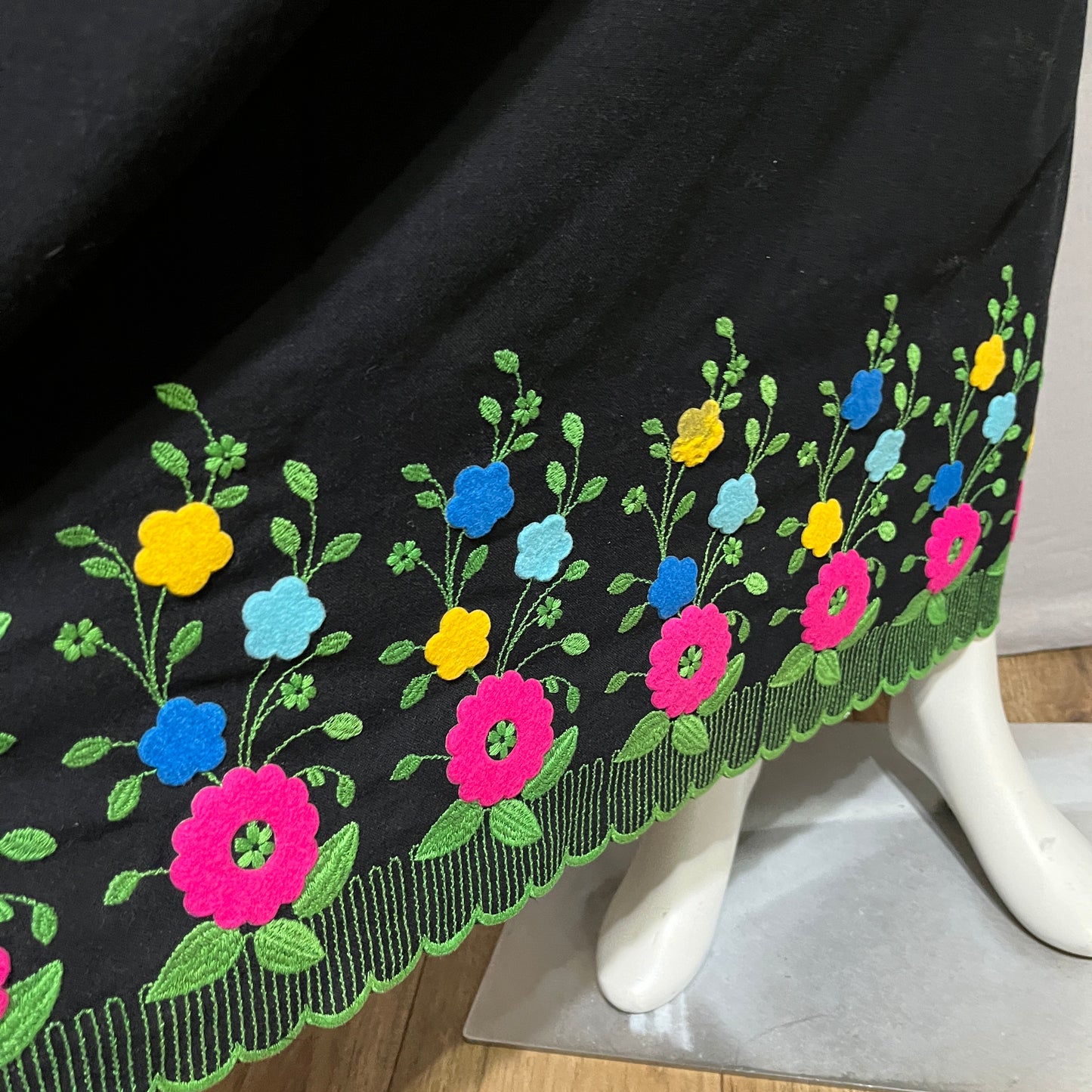 Urnichon Vintage Black Floral Embroidered Hem Sleeveless Maxi Dress Sz-Small