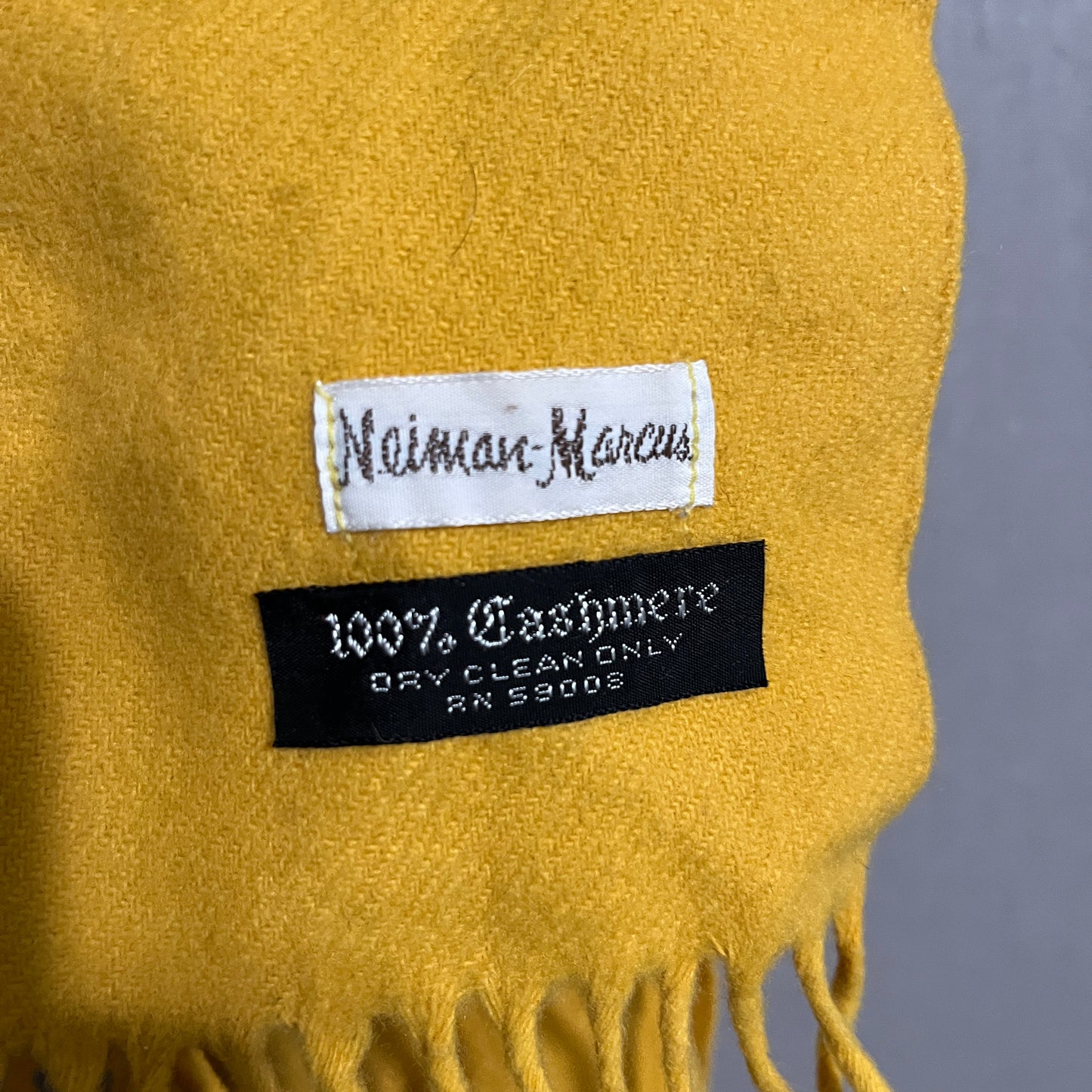 Neiman Marcus 100% Cashmere 100% Cashmere Scarf