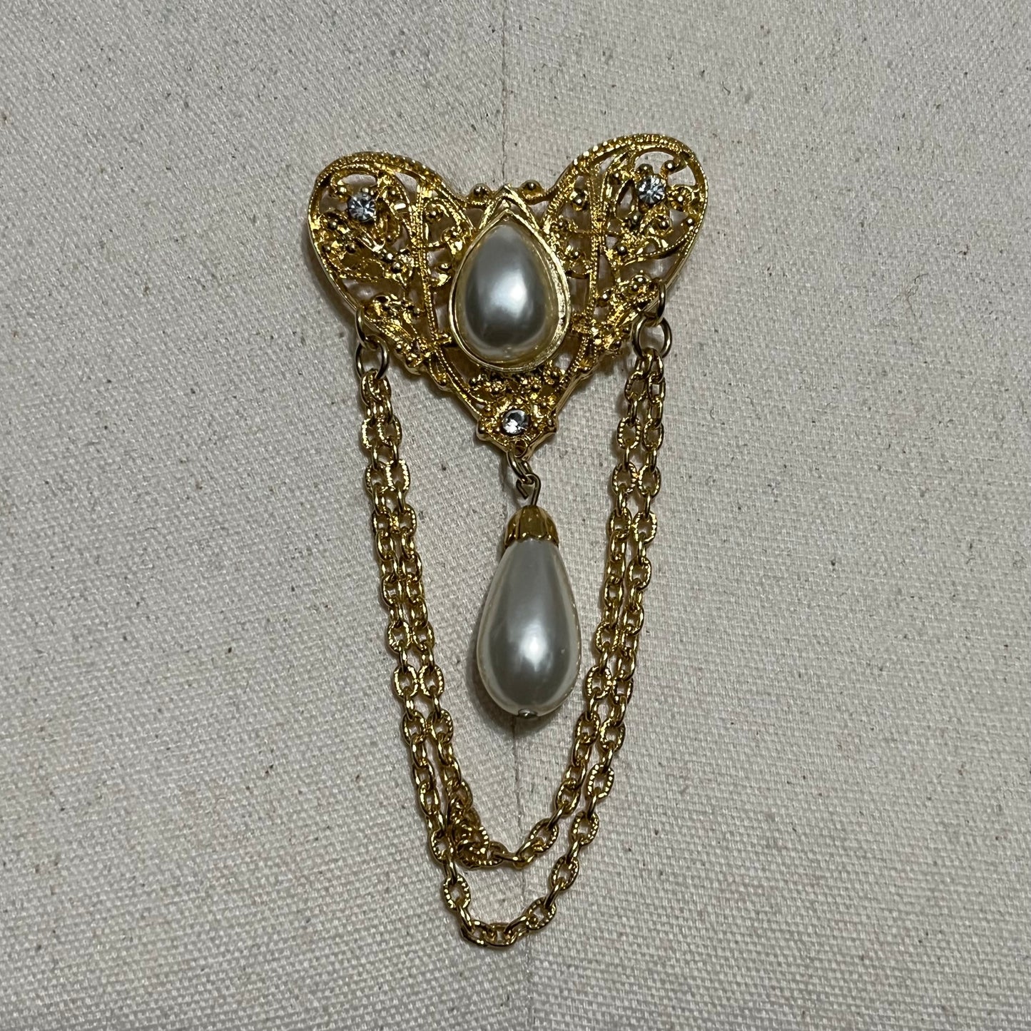 Gold Heart Pearl With Hang Chain Brooch
