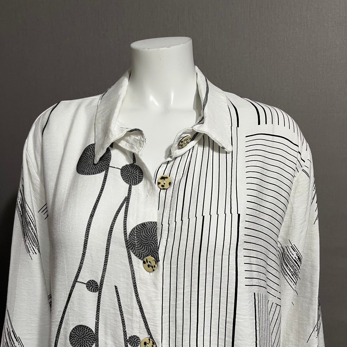 North Style White With Black Geometric Patterns Button Front Shirt Sz-1X