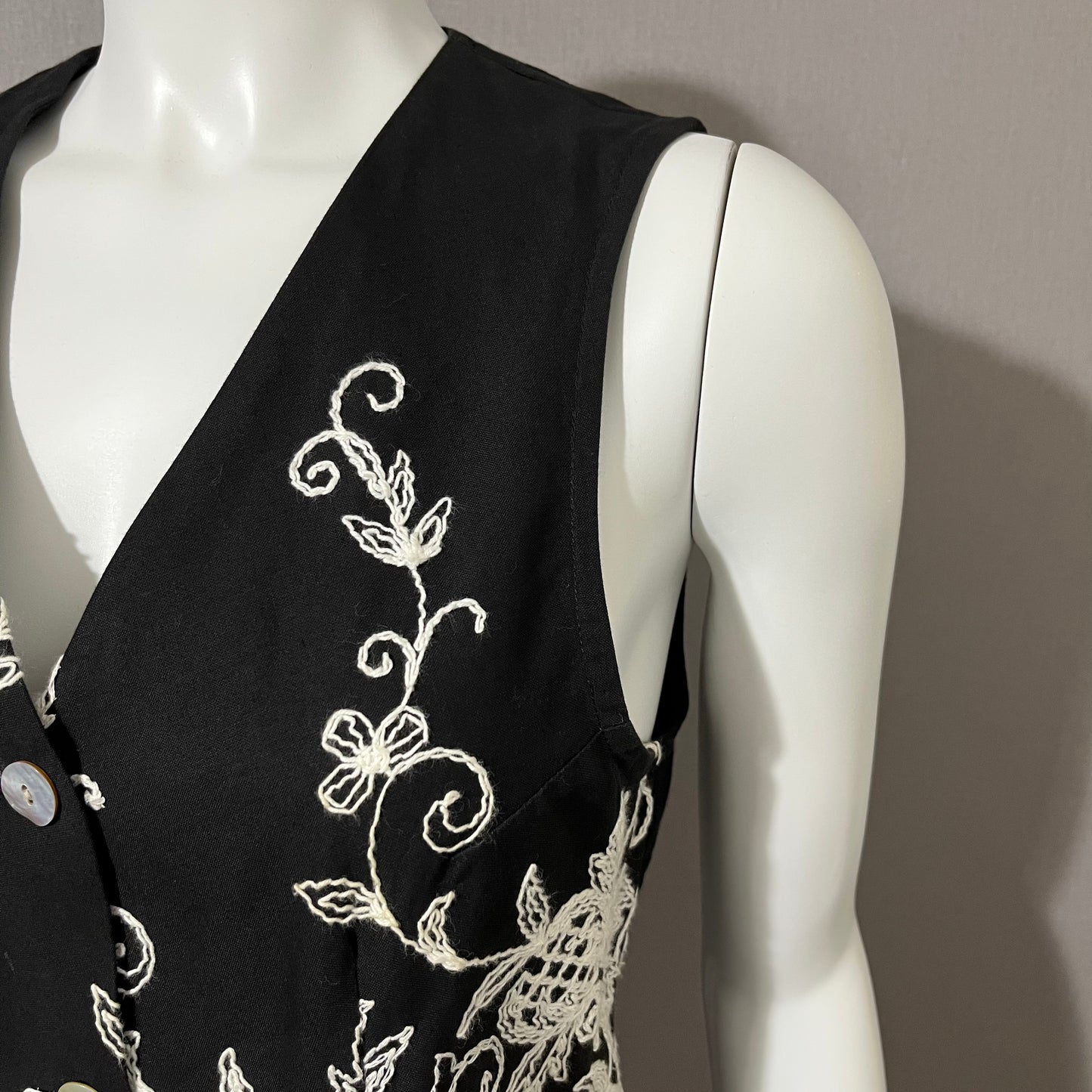 Vintage Sophisticates Black Embroidered Cotton Vest Sz-Small