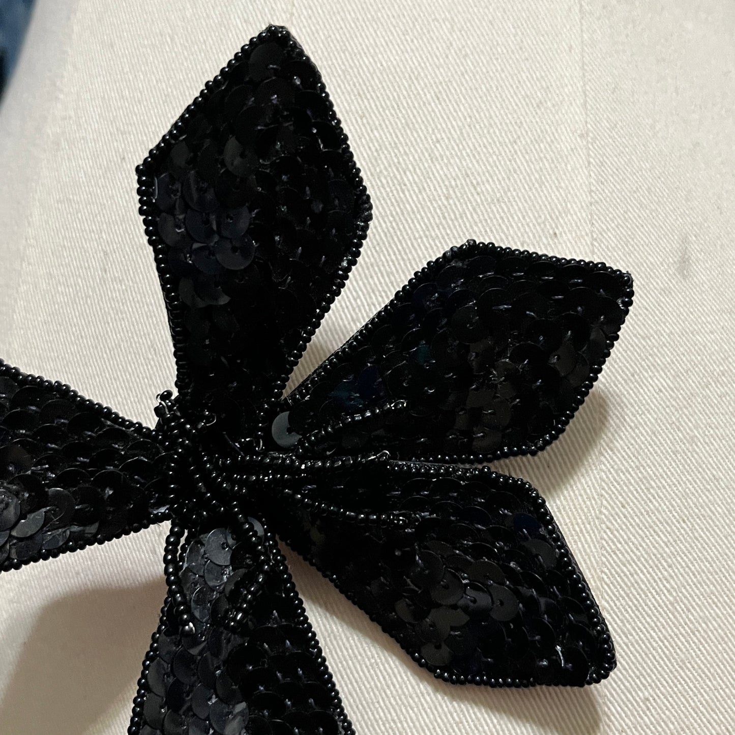 Baki Elegant Black Sequin Flower Brooch