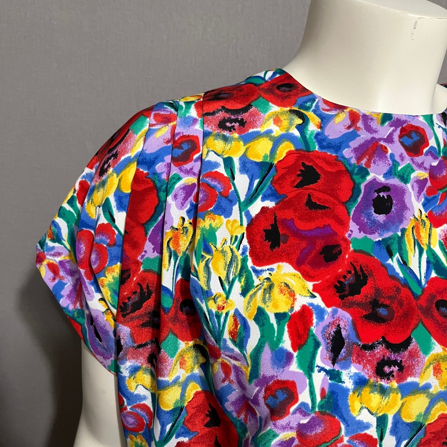 Tess Bright All Over Floral Short Sleeve Blouse Sz-Large