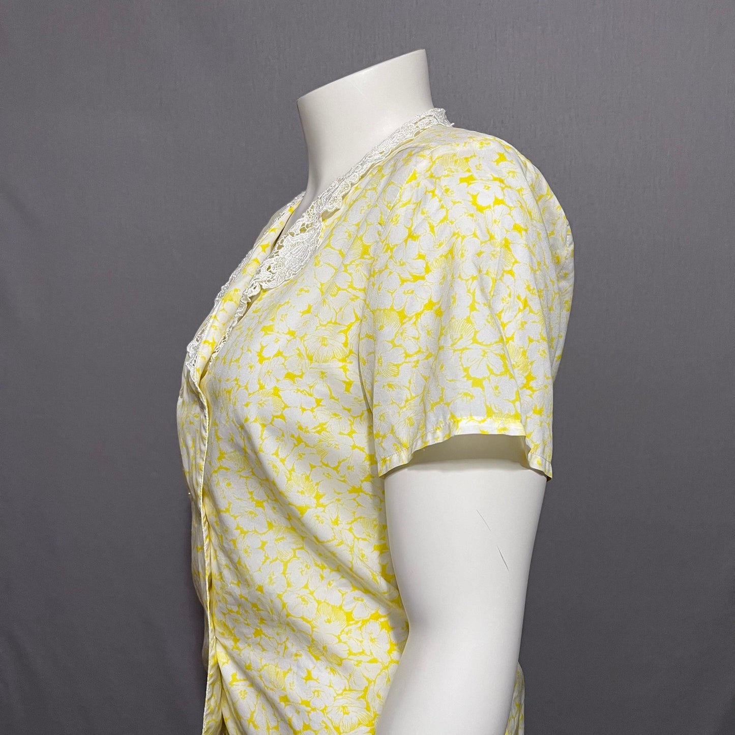 Shapely Vintage Yellow & White Floral Double Breasted Blouse Sz-Medium