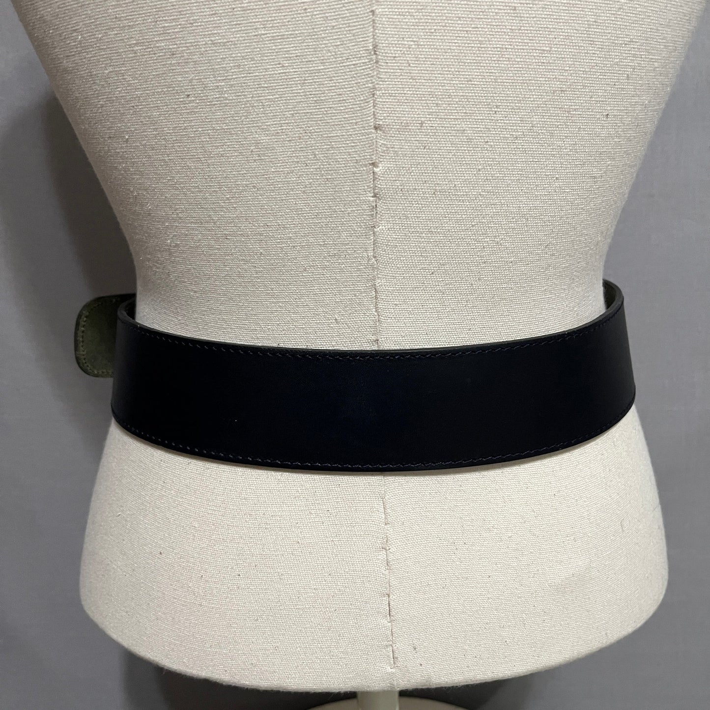 Vintage Dana Buchman Women’s Navy Wide Gold Buckle Belt Sz-32 Medium