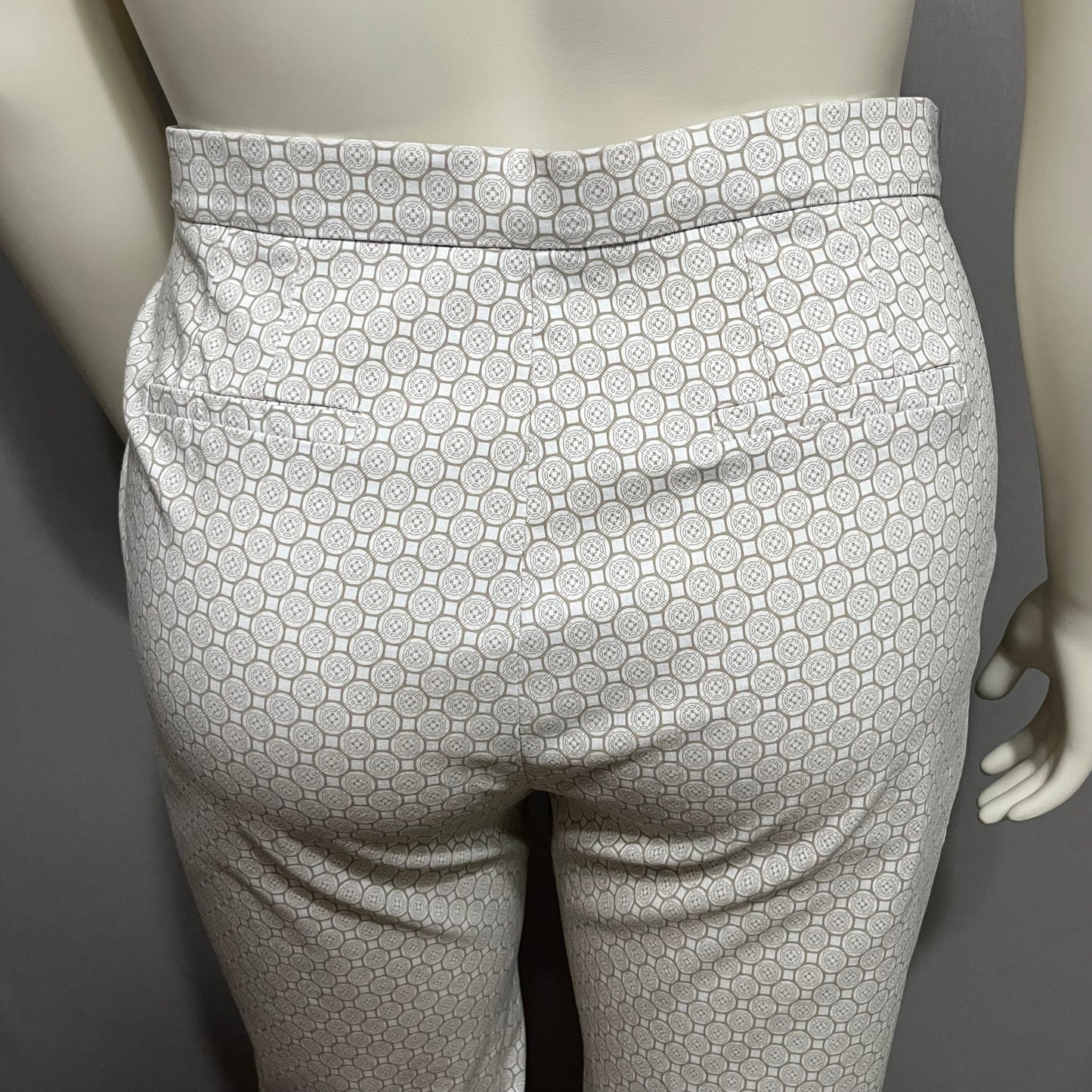 89th & Madison White & Tan Geometric Cropped Capri Pants Sz-20