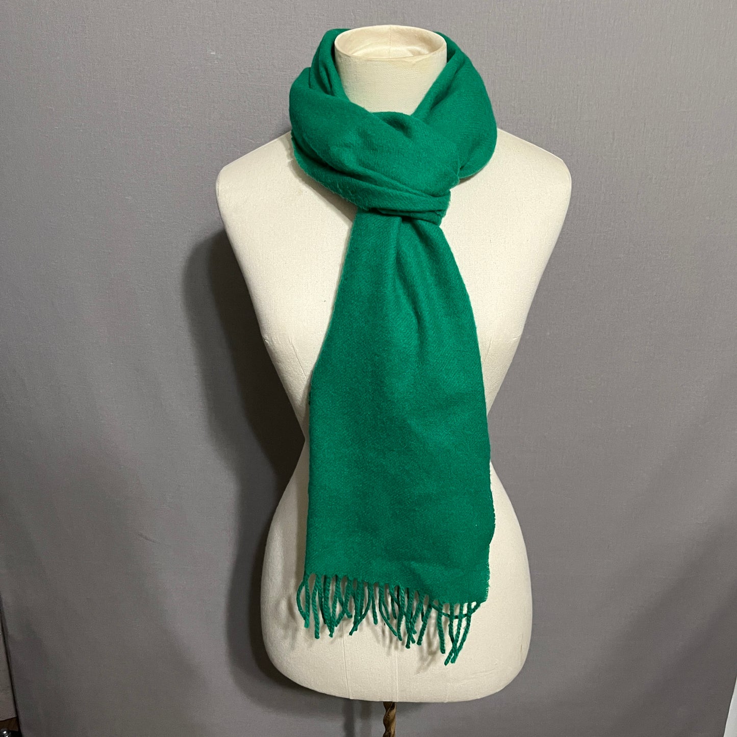 VTG Neiman Marcus 100% Lambswool Kelly Green Fringe Scarf