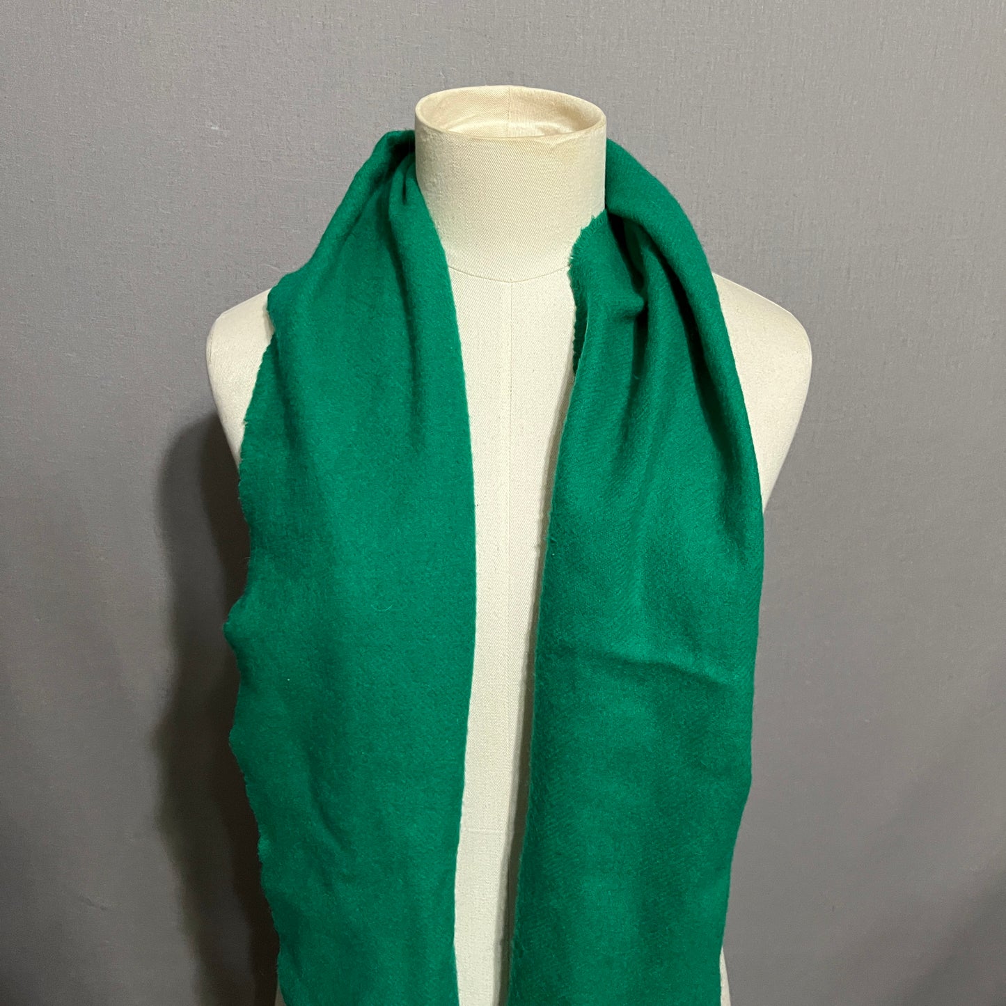 VTG Neiman Marcus 100% Lambswool Kelly Green Fringe Scarf