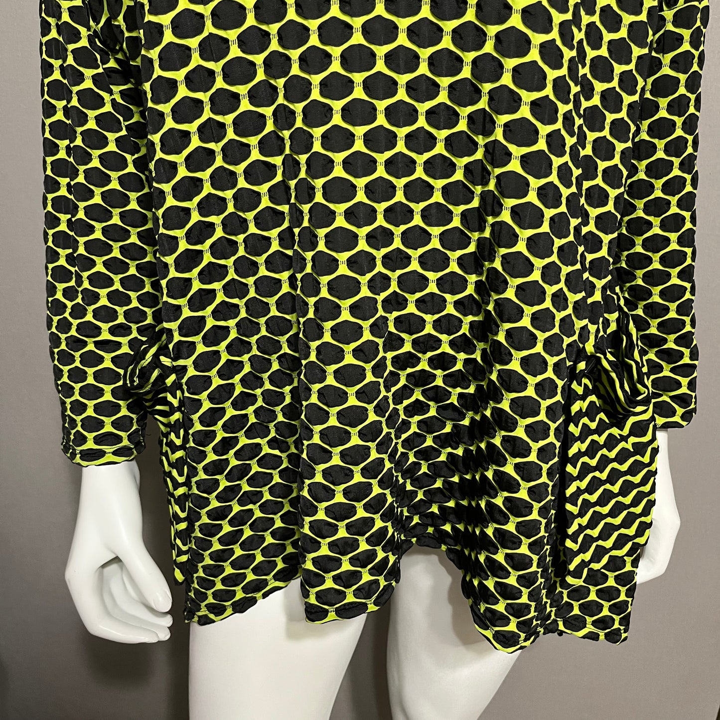 Chartreuse | Black Textured Artsy Pullover Top Sz-Large