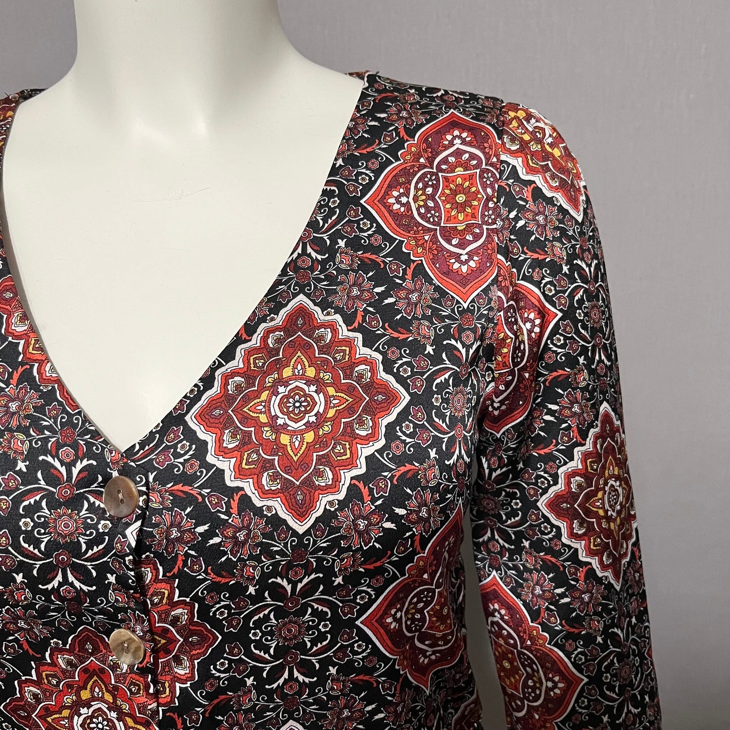 Satin Geometric Print Button Front V-Neck Long Sleeve Blouse Sz-Medium