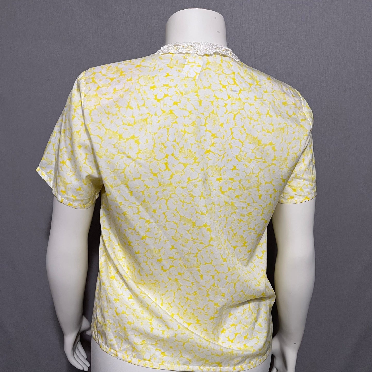 Shapely Vintage Yellow & White Floral Double Breasted Blouse Sz-Medium