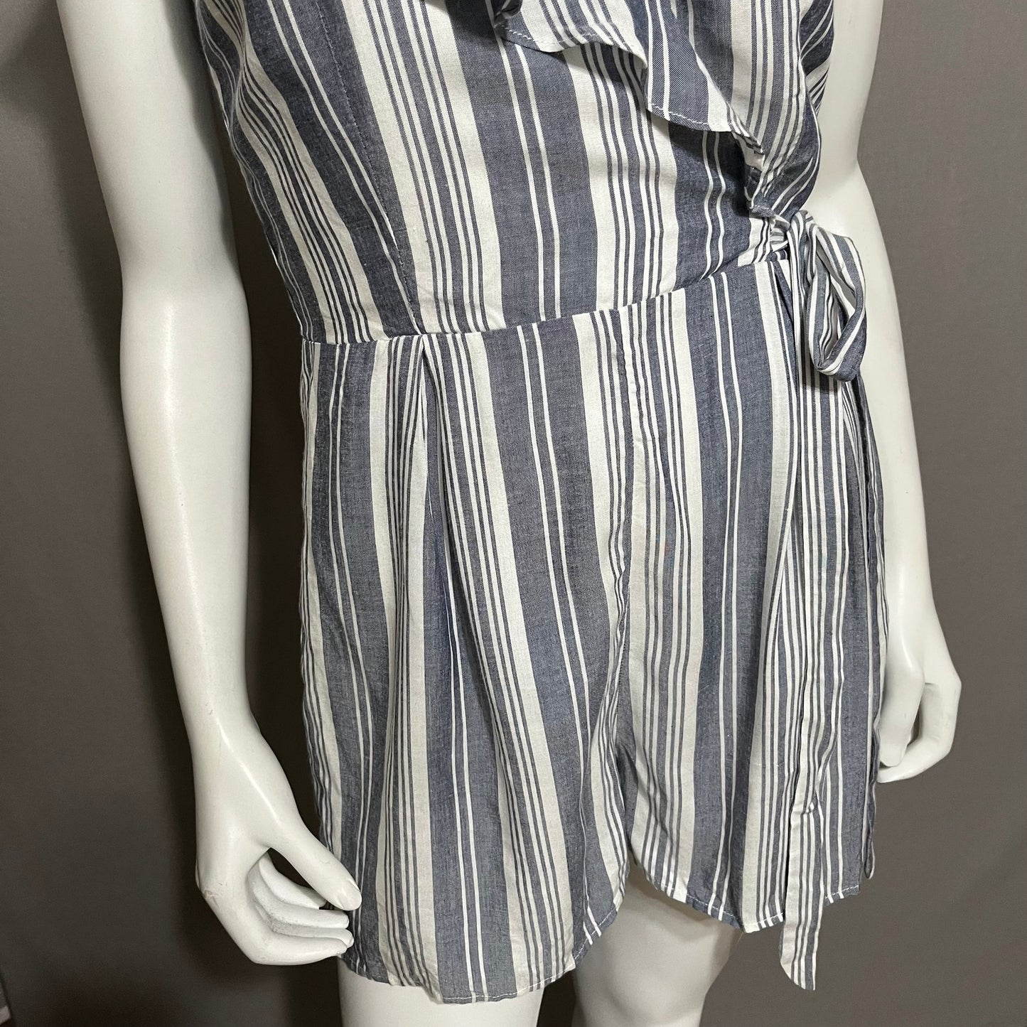 Entro Blueish Gray Striped Cold Shoulder Ruffle Romper Sz-Small