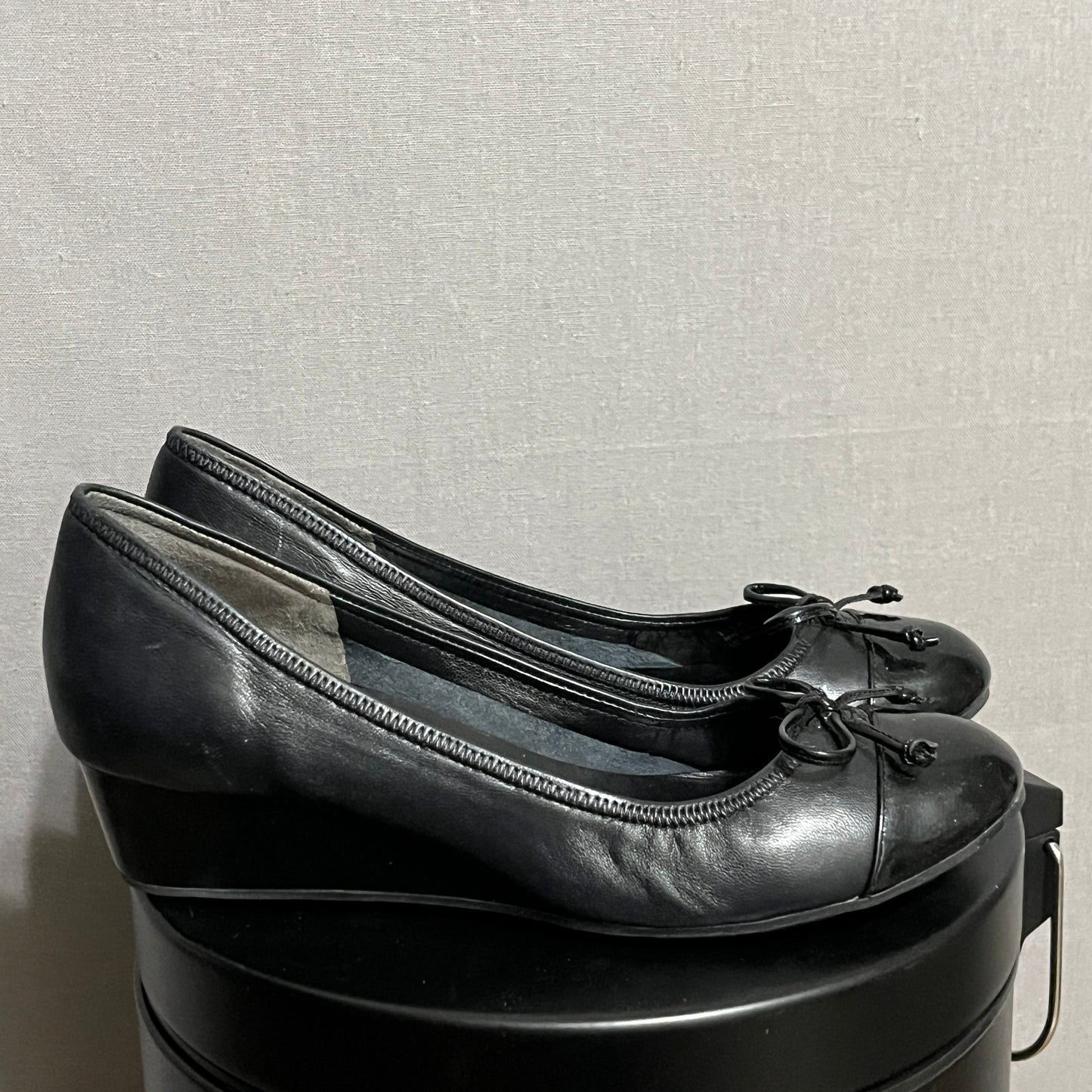 cole haan womens Black leather Round Toe Bow Comfort heel shoes size 7.5
