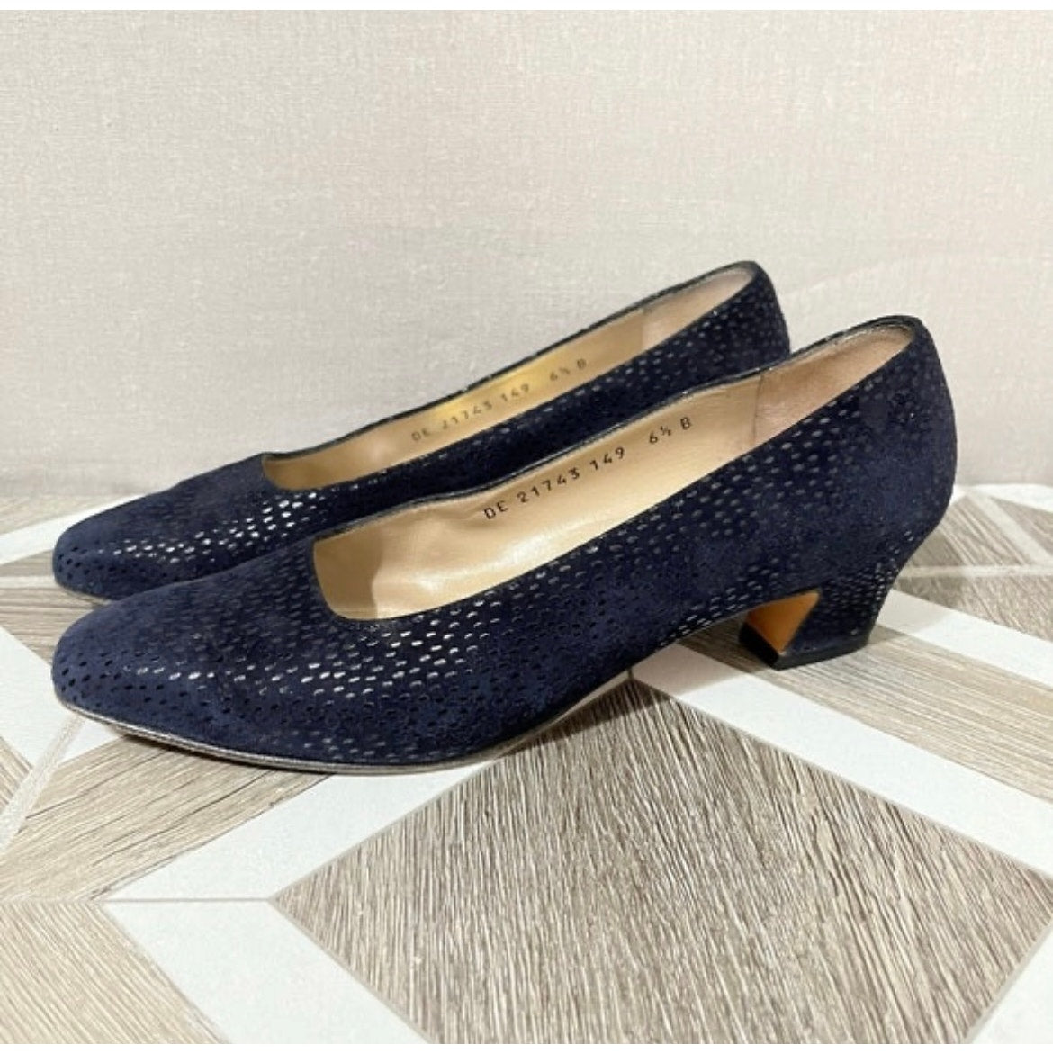 Salvatore Ferragamo Navy Textured Suede Leather Kitten Heel Sz-6 1/2 B