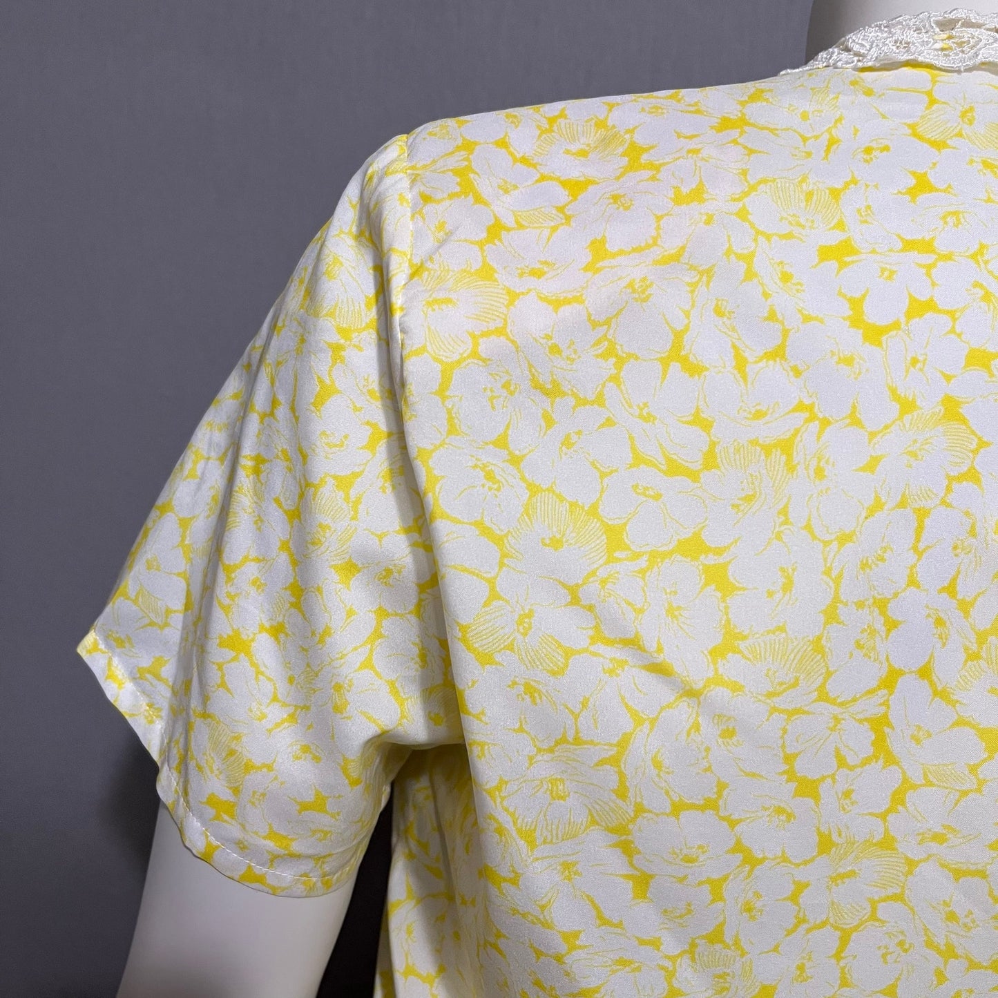 Shapely Vintage Yellow & White Floral Double Breasted Blouse Sz-Medium