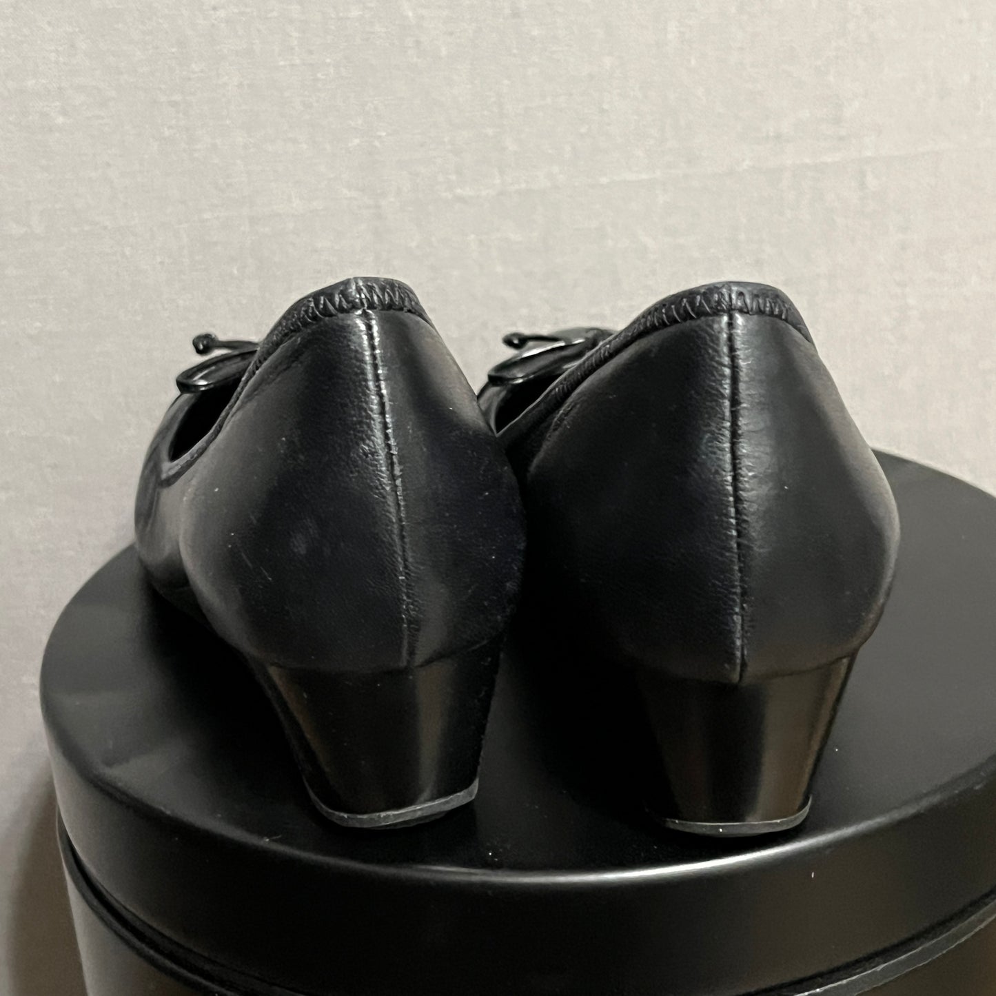 cole haan womens Black leather Round Toe Bow Comfort heel shoes size 7.5