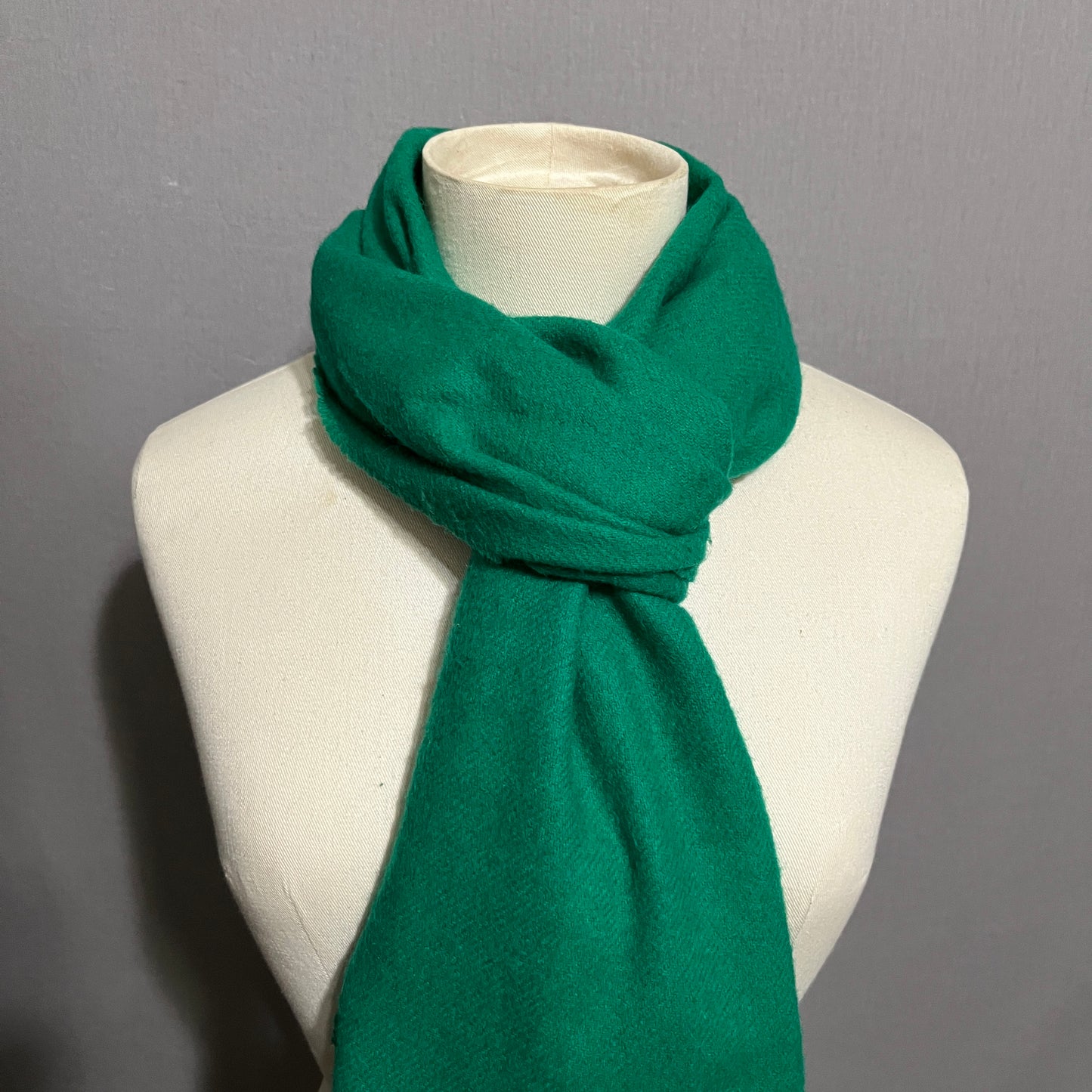 VTG Neiman Marcus 100% Lambswool Kelly Green Fringe Scarf