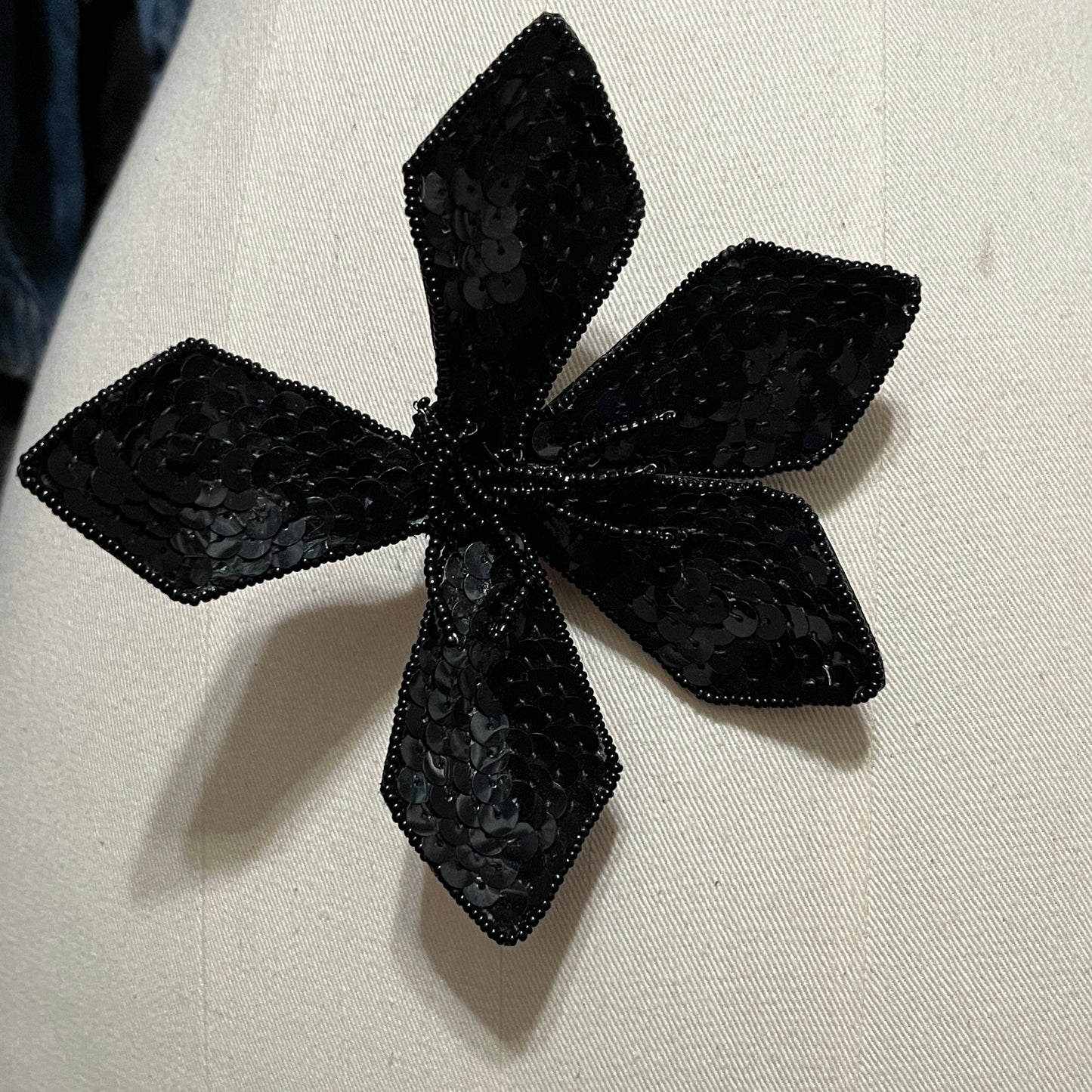 Baki Elegant Black Sequin Flower Brooch
