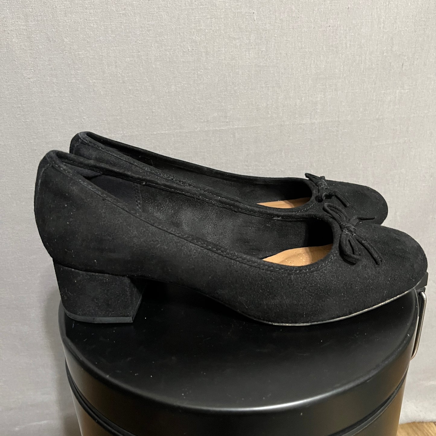 clarks womens shoes 7.5 m Black Bow Round Toe Suede Low Heel Career Shoes