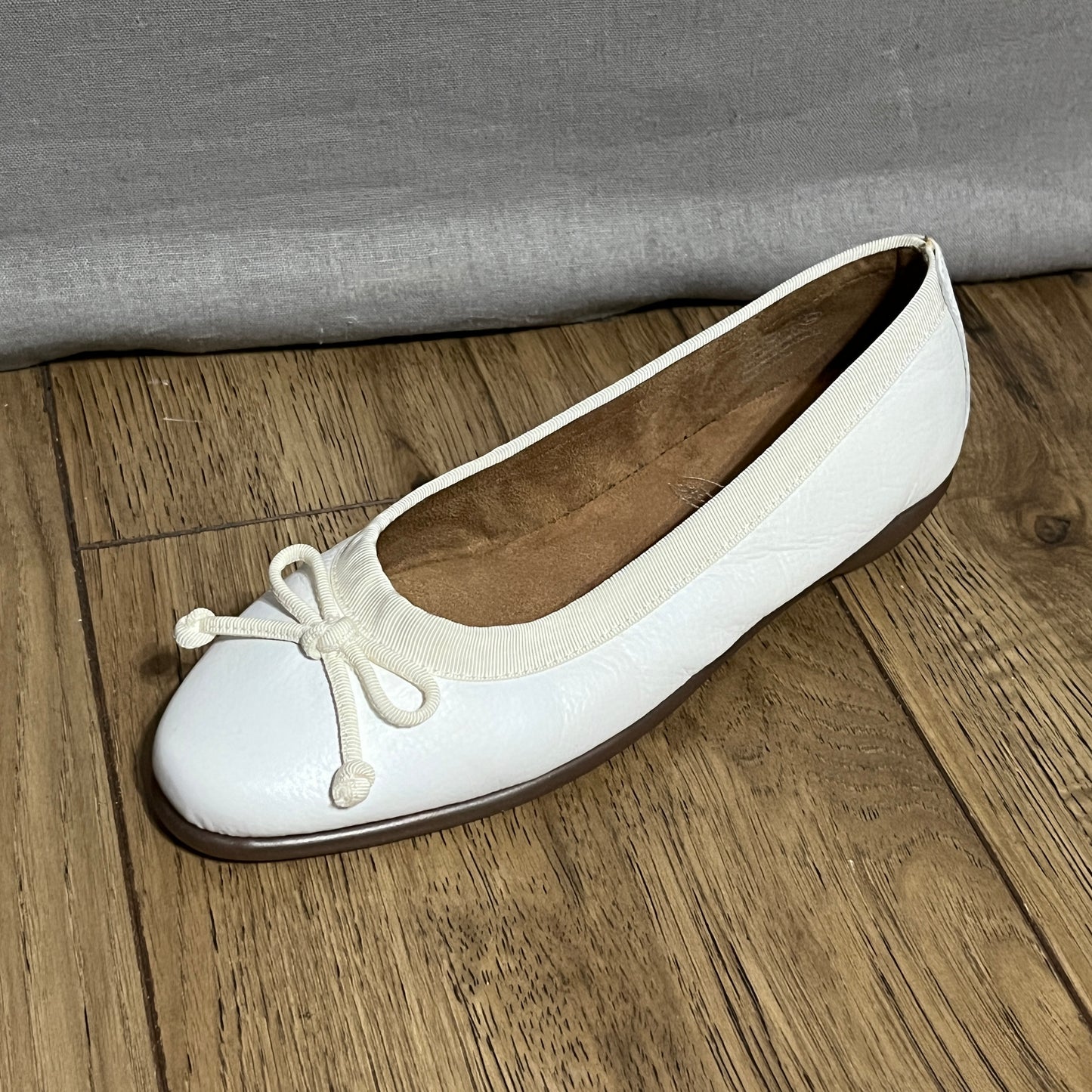 AEROSOLES White Bow Accent Flats