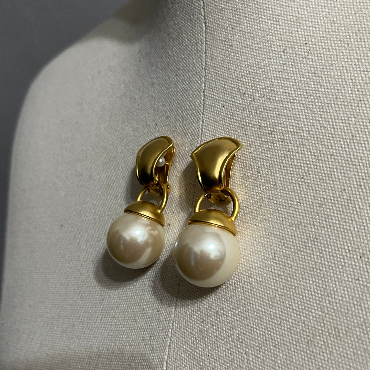 Vintage Door Knocker’s Gold and Cream Pearl Clip On Earrings