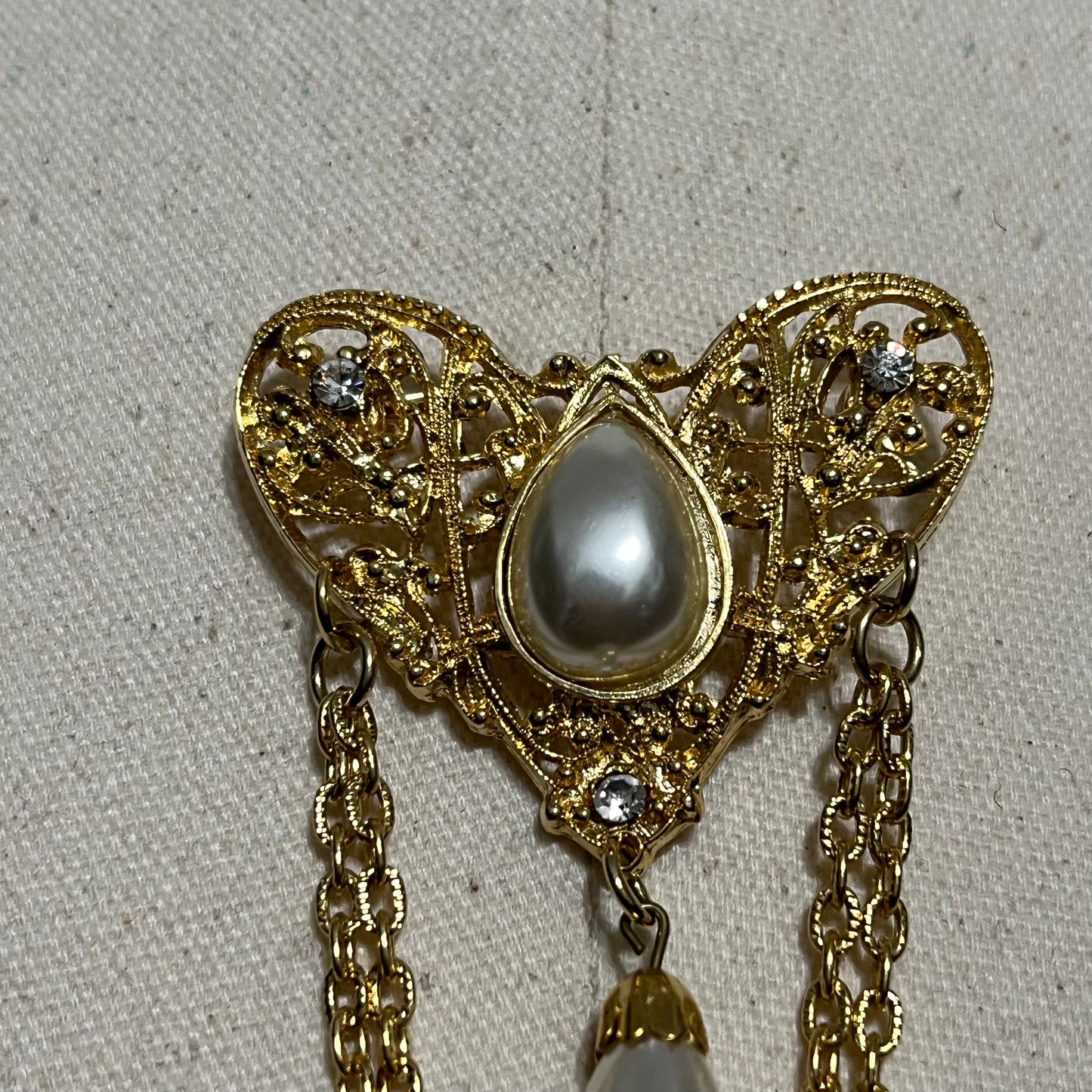 Gold Heart Pearl With Hang Chain Brooch