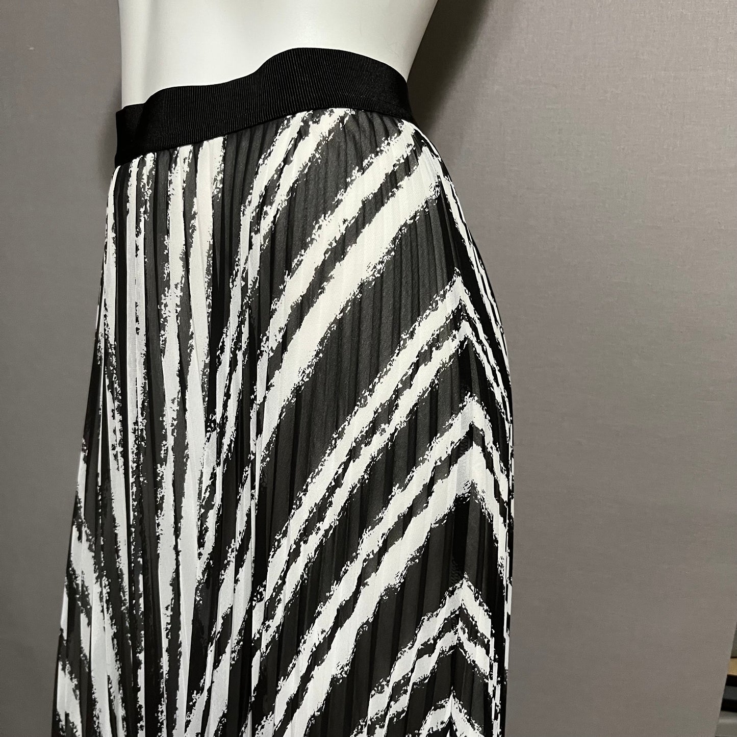 Ann Taylor Black White Pleated Maxi Skirt Sz-Medium/Large