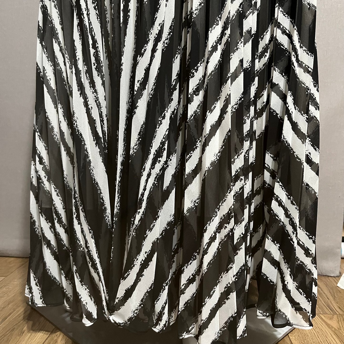 Ann Taylor Black White Pleated Maxi Skirt Sz-Medium/Large