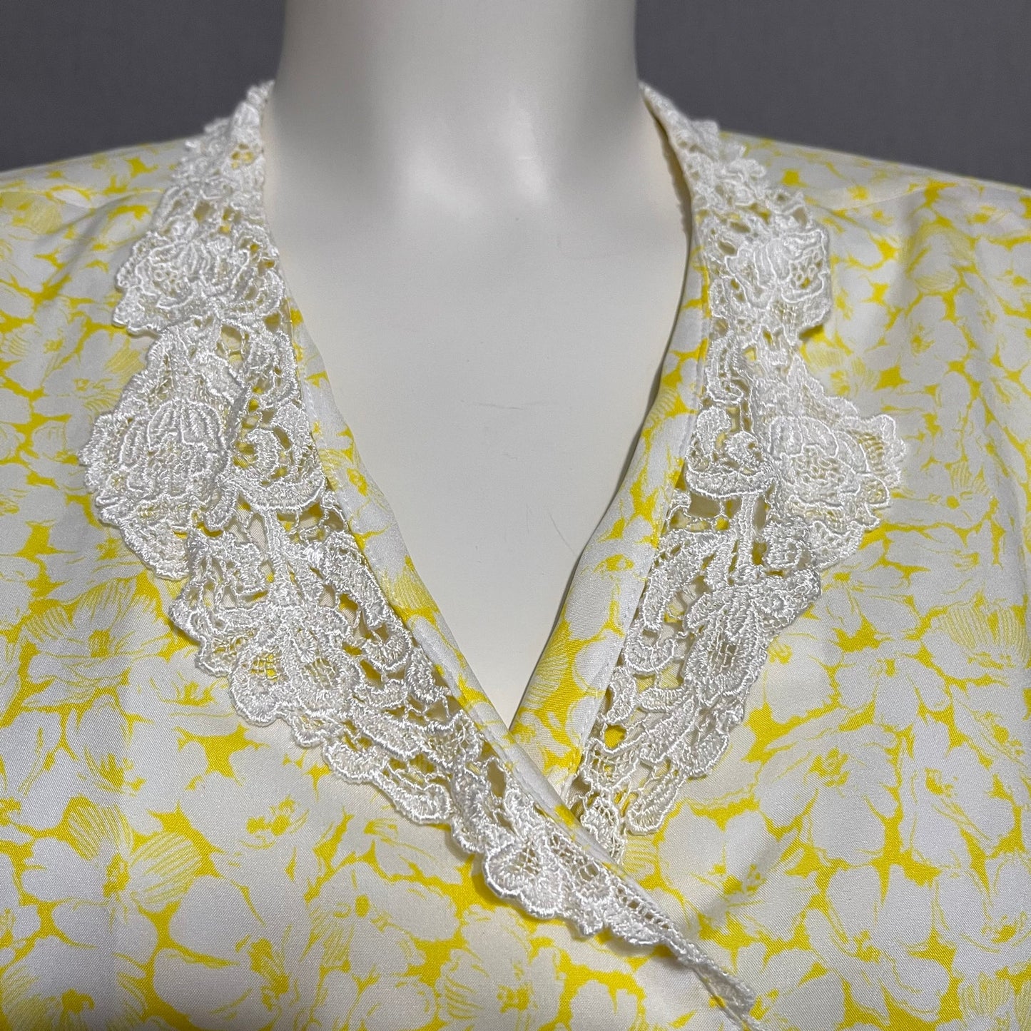 Shapely Vintage Yellow & White Floral Double Breasted Blouse Sz-Medium