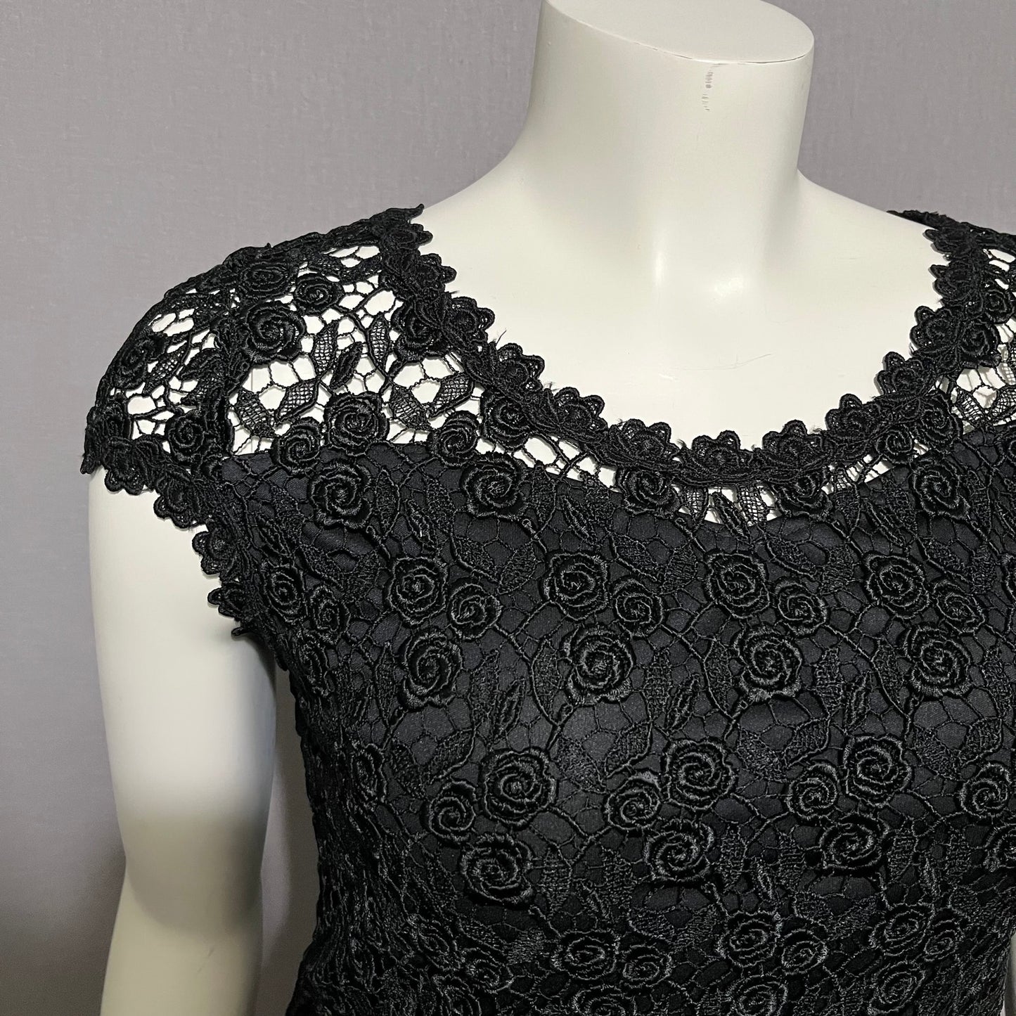 Vintage Black Floral Rosettes Knit Top Sz-Medium