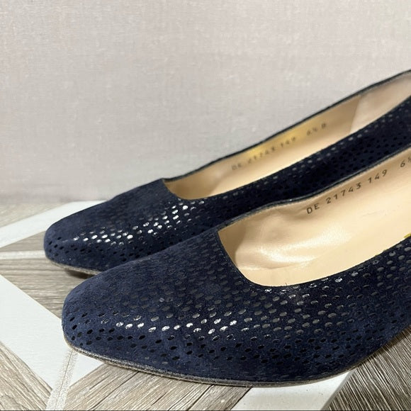 Vintage Salvatore Ferragamo Navy Low Heel Shoe Sz-6 1/2 B