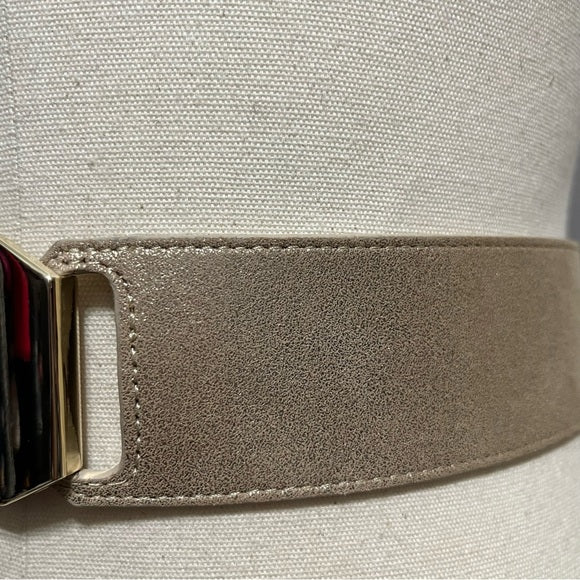 White House Black Market Leather Shimmer Gold Buckle Stretch Belt Sz-Medium