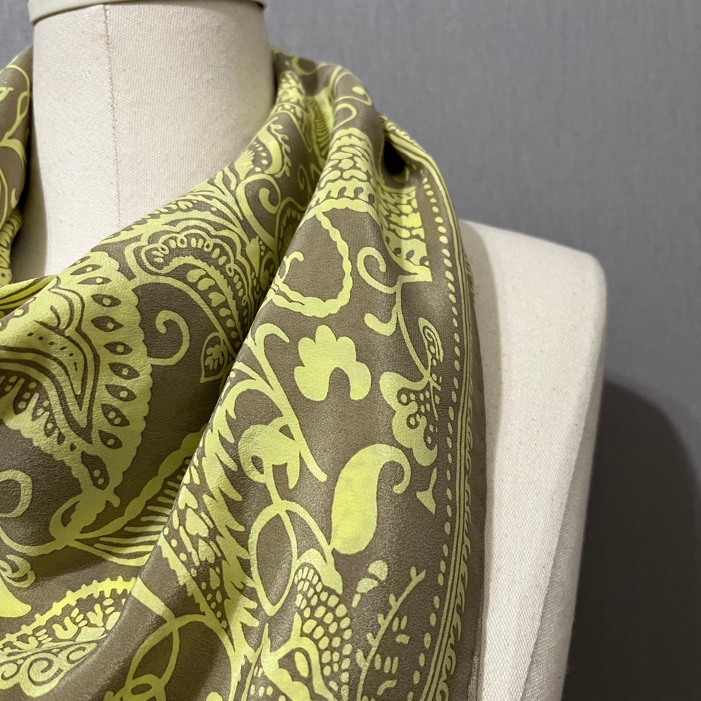 Adrienne Vittadini Yellow Taupe Paisley Print 100% Silk